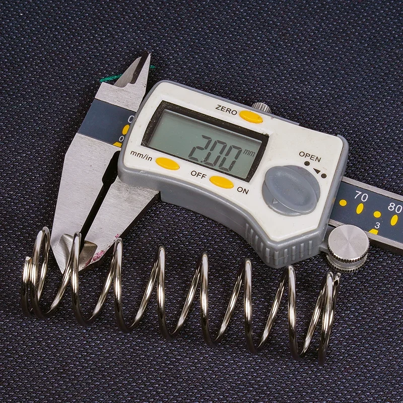 Pneu monté sur jante, montrant l'assemblage du pneu et de l'insert mousse pour crawler RC 1/10.