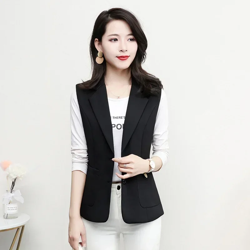 Рисунок 3 - Черные женские костюмы