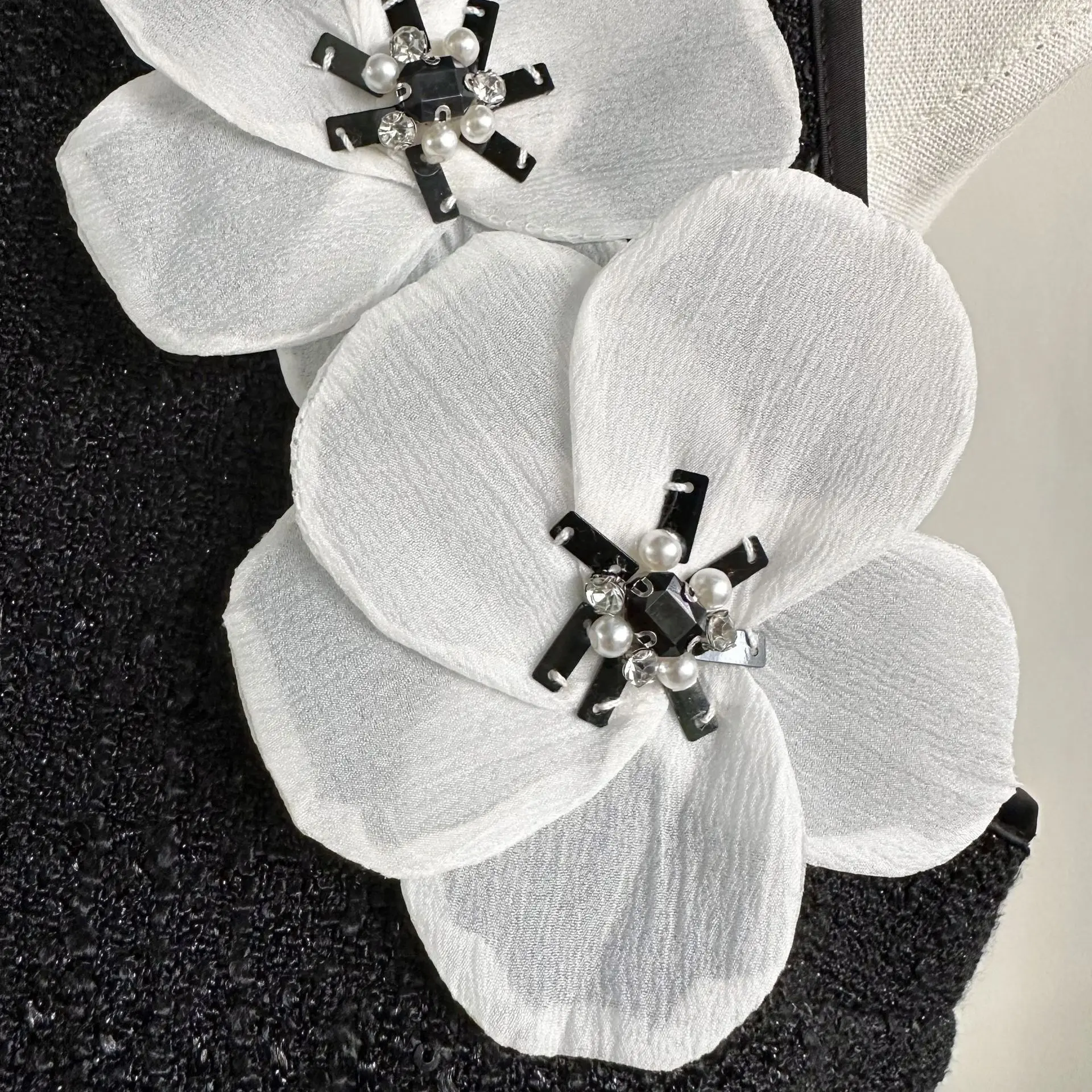 Breite Organza Perlen stamen fünf Blüten blätter, DIY Dekoration Blume, Tasche Zubehör, Rock Corsage, Schwarz und Weiß, 10cm, 1 Pc – Detail 3