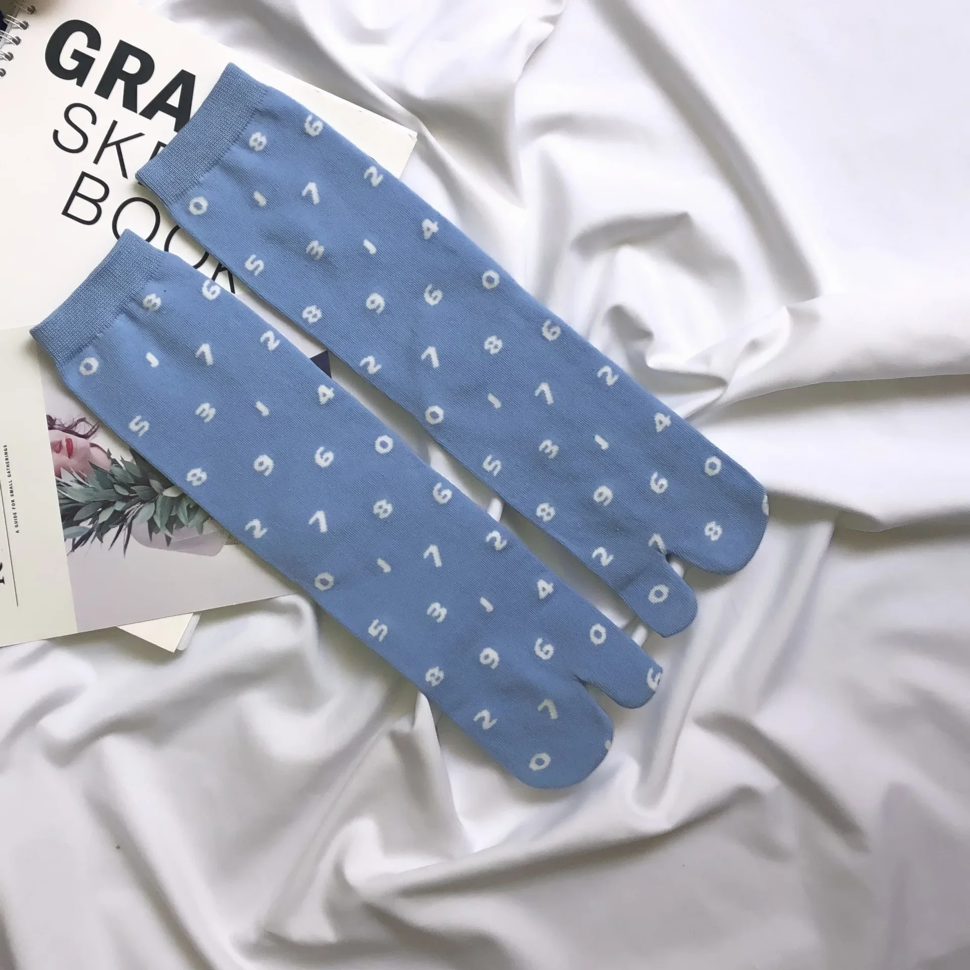 Schicke japanische Jacquard Split Toe Socken Mode digitale gekämmte Baumwolle zwei Zehen Socken Frauen koreanische Harajuku zwei Finger Tabi Socken – Detail 21