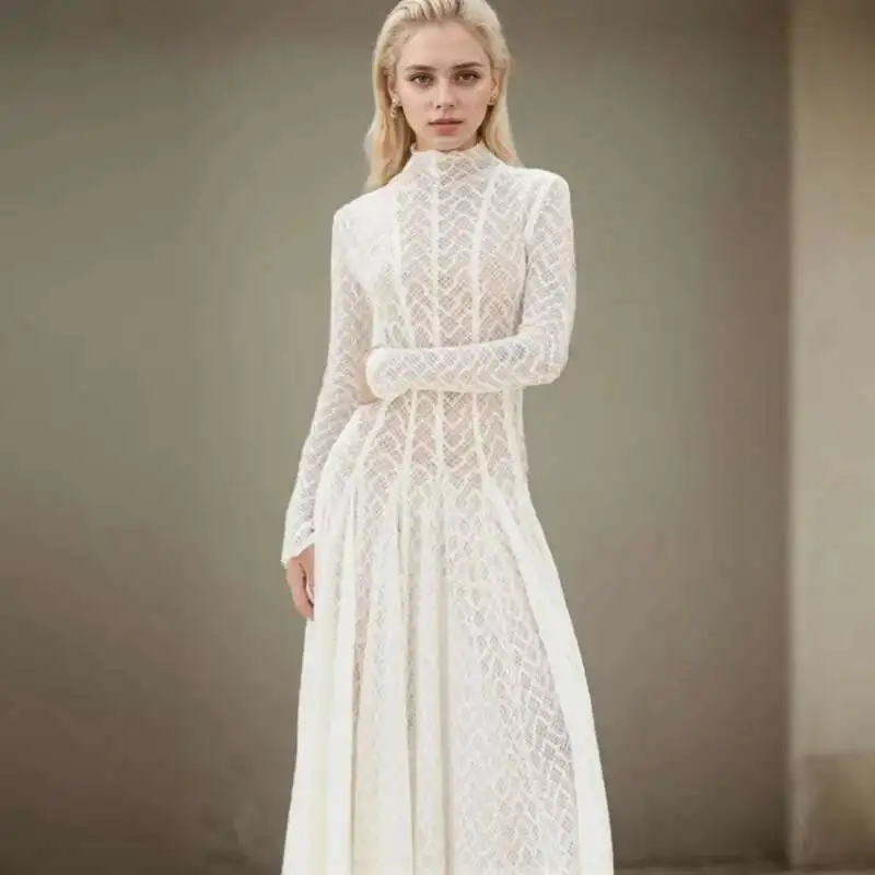 فستان أبيض طويل بتصميم دانتيل راقٍ