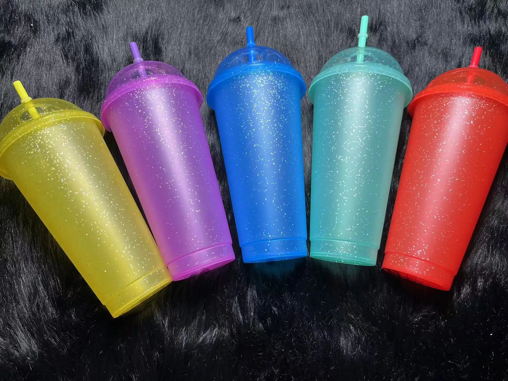 https://ae01.alicdn.com/kf/S01fa8c0b5dff432e8e11d0e1666dccf2y/reusable-700ml-710ml-24oz-plastic-glitter-cup-glitter-beaker-with-straw.jpg