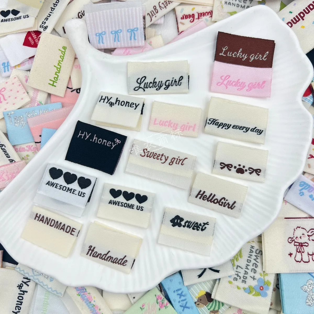 랜덤 헤어 스크런치 DIY 패브릭 라벨: 접이식 태그, 직조 배지, 옷 가방 스카프 양말 모자 공예 액세서리, 블라인드 박스