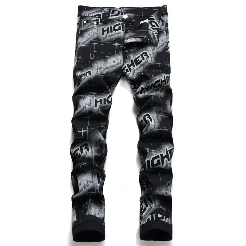 Pantalón vaquero en tono crudo con estampado en animal print