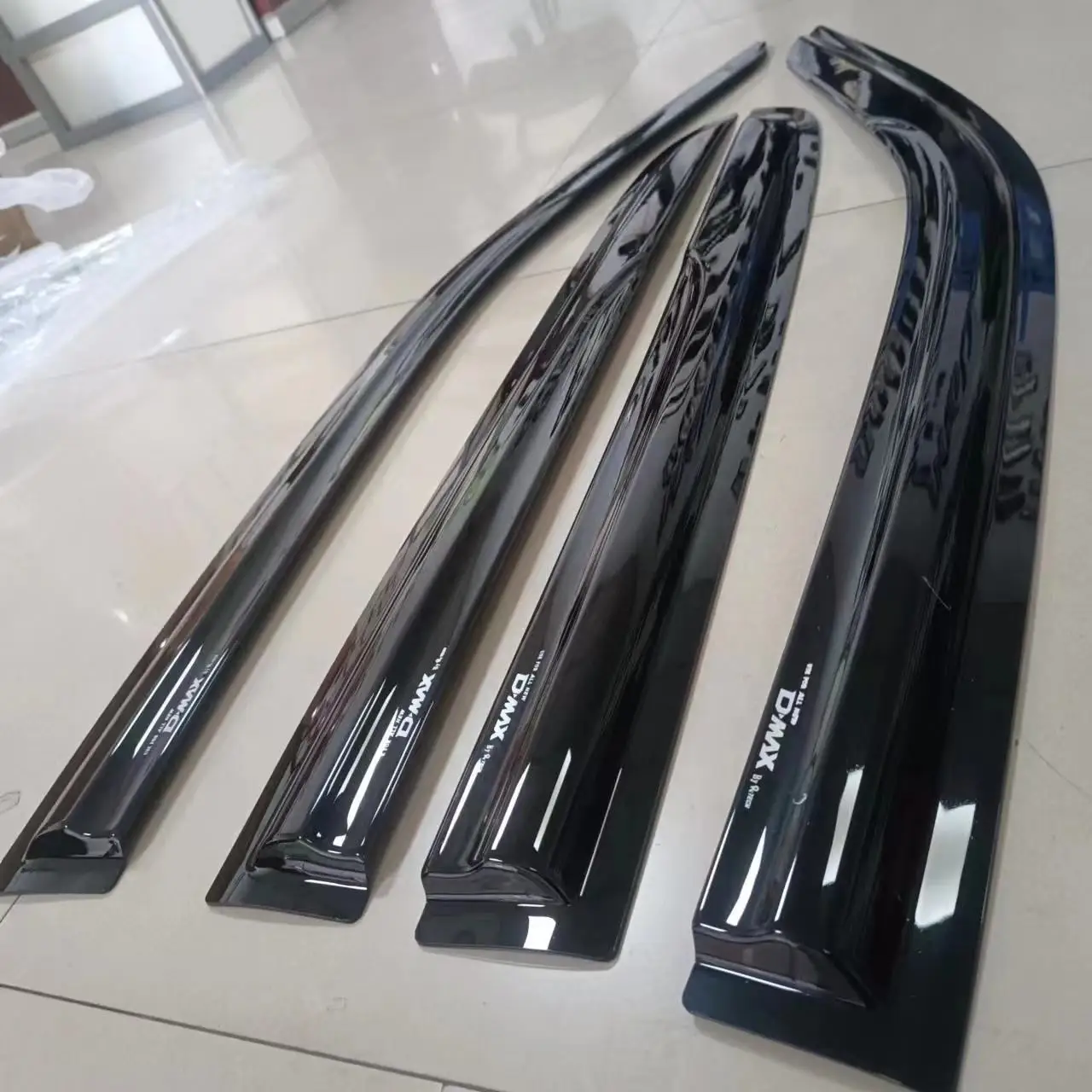 Isuzu D-MAX four-door rain shield Open window rain ventilation does not affect the sight of the special car