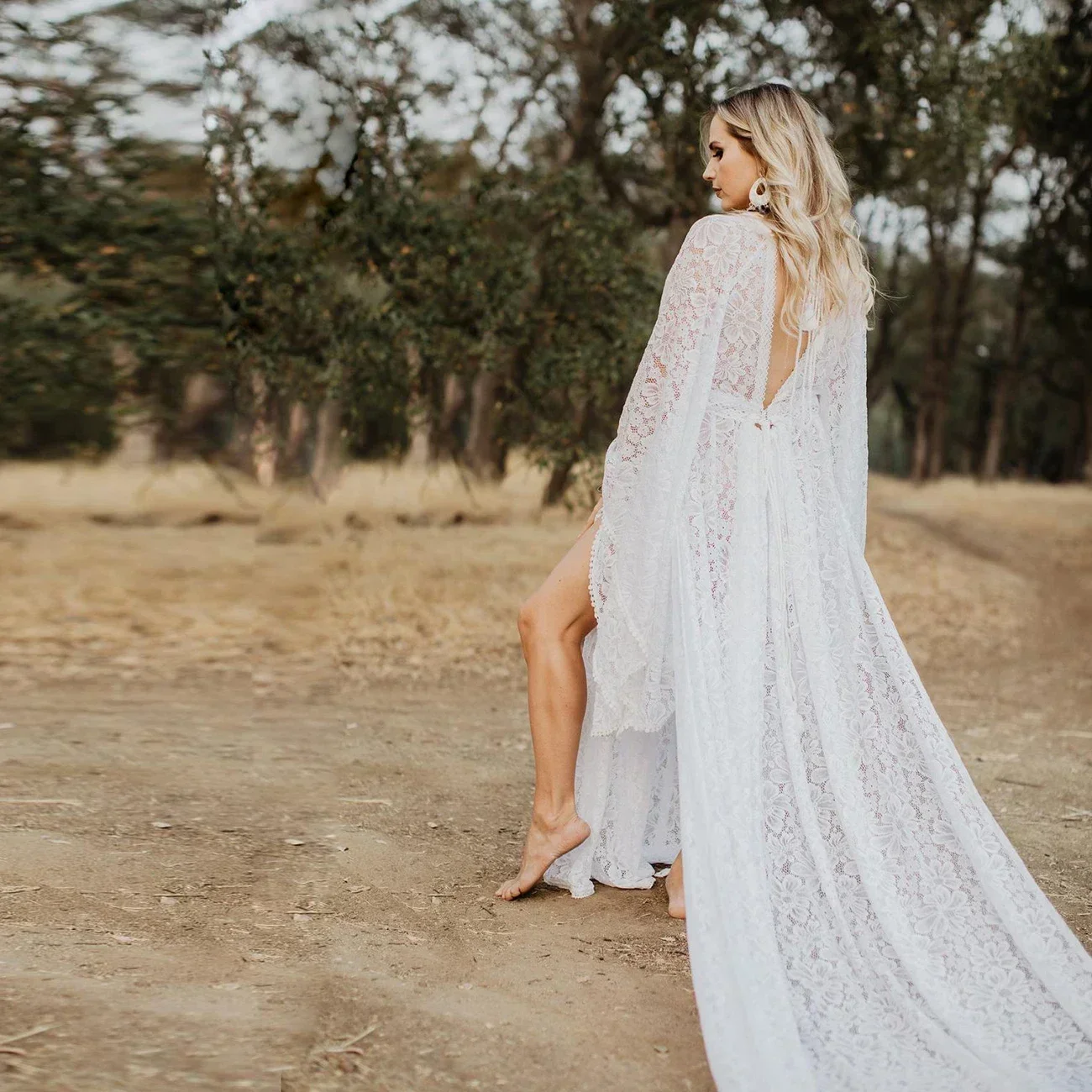 vestido-longo-sem-encosto-com-decote-em-v-feminino-sexy-boho-vestidos-sessao-fotografica-maternidade-aderecos-fotografia-piso-branco-esfregando