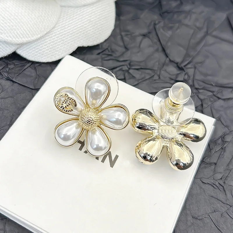 

Korean Alphabet Crystal Earrings Women's Jewelry High Luxury Flower Stud Earrings for Women