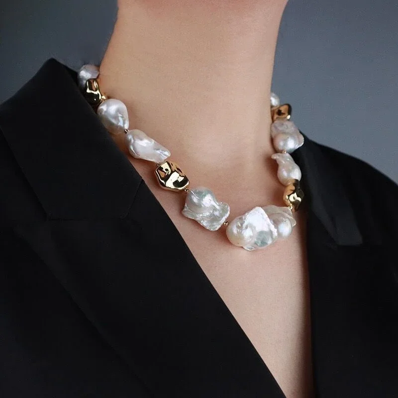 Anello con tre perle rettangolari a forma libera, con perle barocche