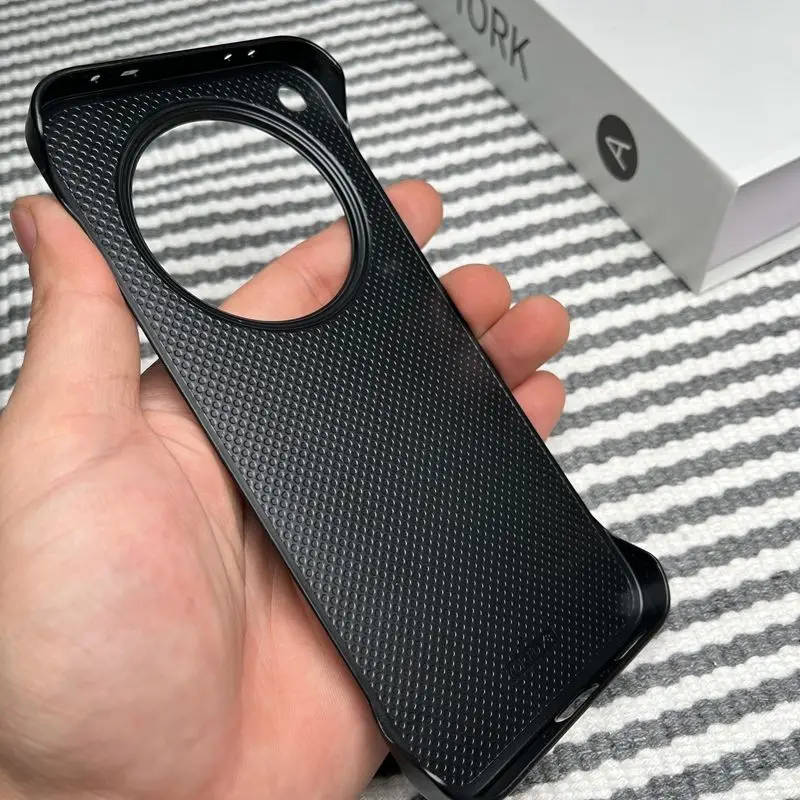 OPPO Find X8 Series Slim Carbon Fiber Protective Case with Magnetic Wireless Charging Capability