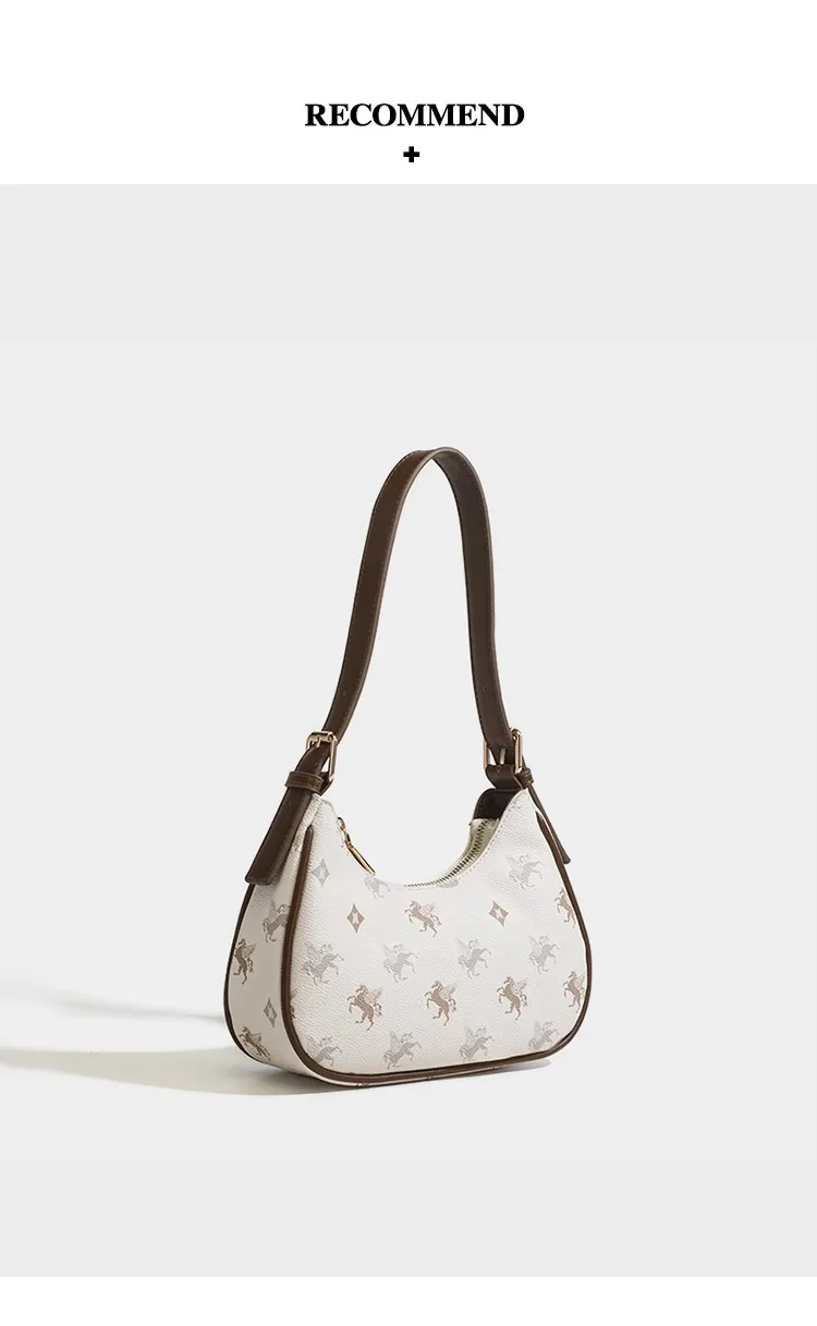 Bolsa de meia-lua na cor marrom com estampa de animal