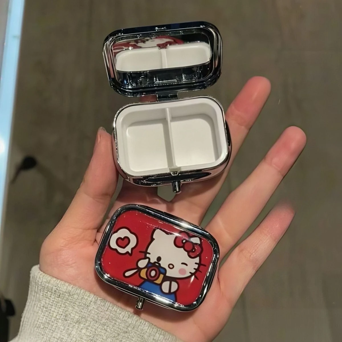 Anime Hello Kitty Metall-Aufbewahrungsbox, Pillen-Organizer, unterteilt, niedliche Cartoon-Mini-Schmuckschatulle, Süßigkeitenbehälter, Kawaii