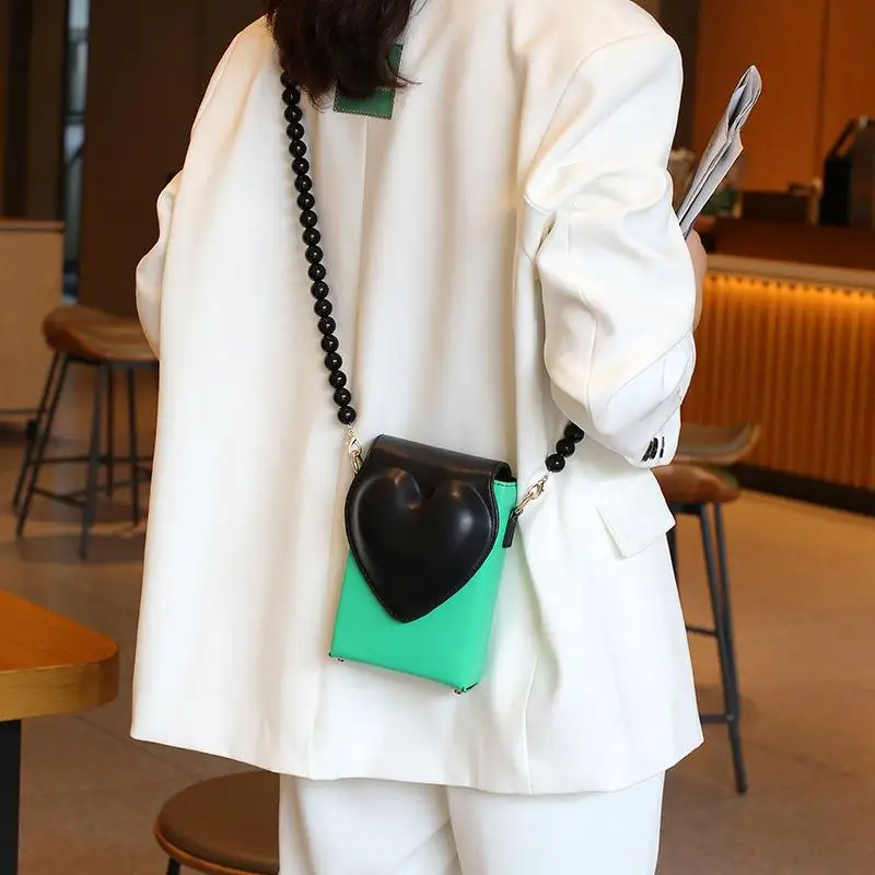 

Романтичная мини сумка через плечо с цепочкой и бусинами