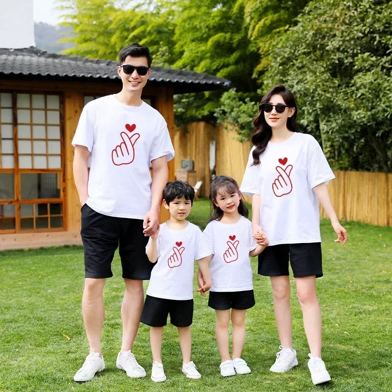 패밀리 룩 코튼 Tshirt 어머니 딸 탑 아버지 아들 셔츠 베이비 하트 프린트 점프 슈트 엄마 아빠 티셔츠 패밀리 매칭 티셔츠
