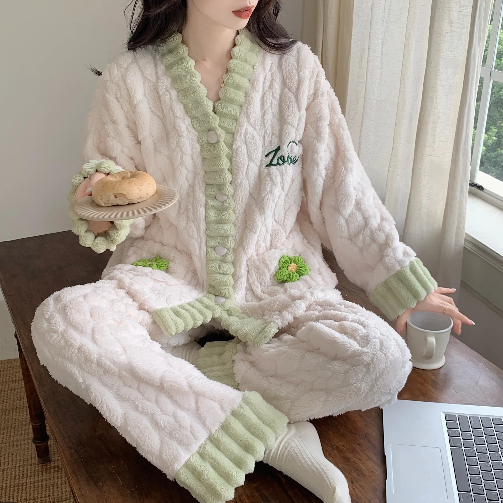 

REBEYULI Brand Loungewear Women Sleepwear 2024 Autumn Fashion Casual Sweet Palamas for Womnen Winter Coral Fleece Pajamas Sets