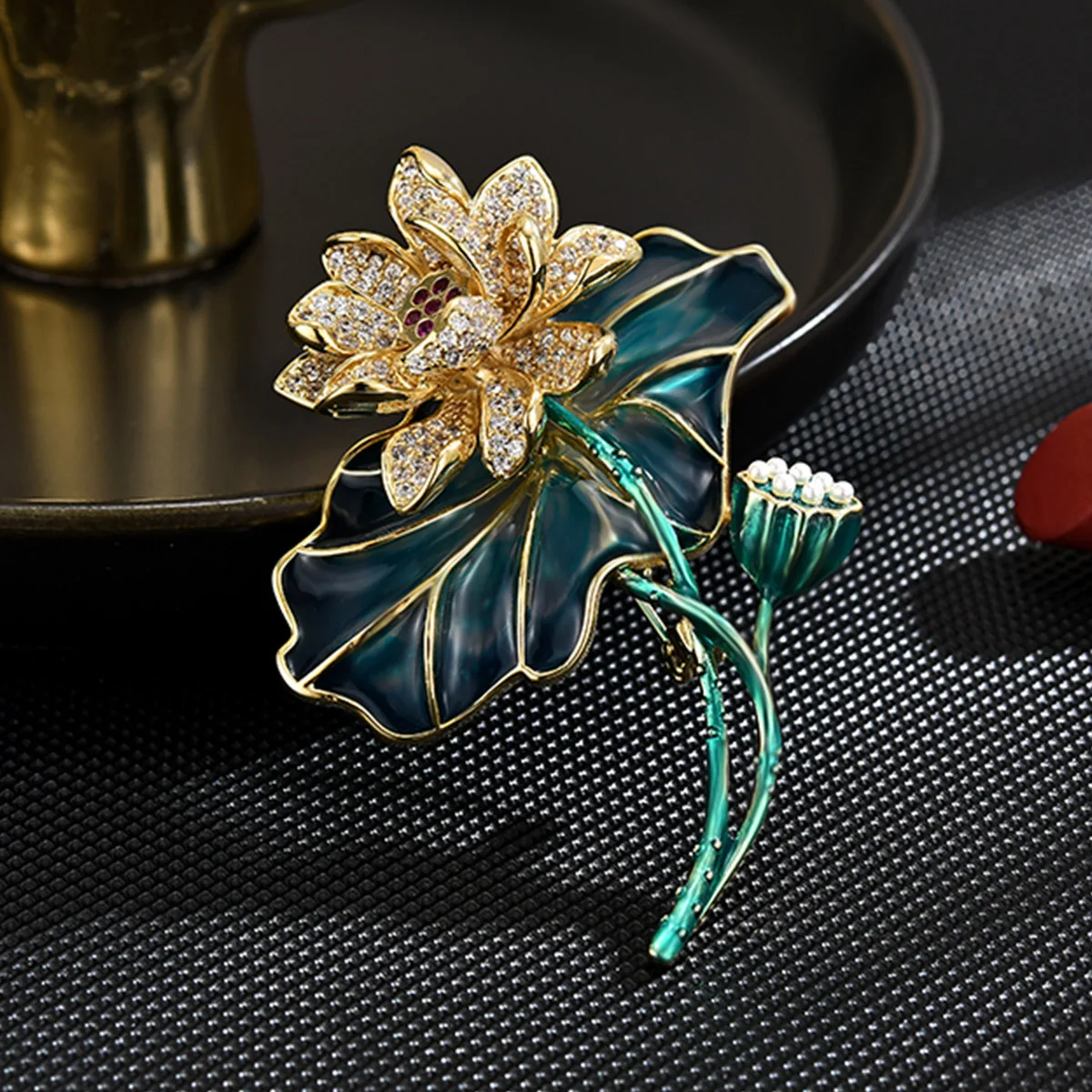 

2024 Chinese Retro Lotus Leaf Inlaid Zirconium Brooch Female Exquisite Cheongsam Dress Corsage Enamel Pins Elegant Accessories