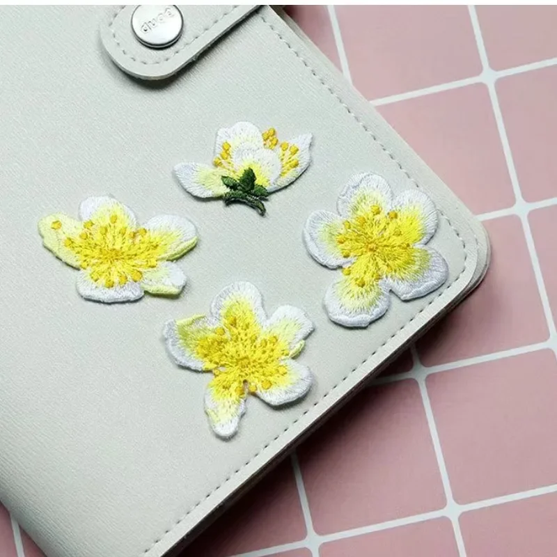 1 Set of Small Peach Blossom Embroidery Sewing Patch DIY Clothes Bag Hat Badge Sewing Decorative Accessories