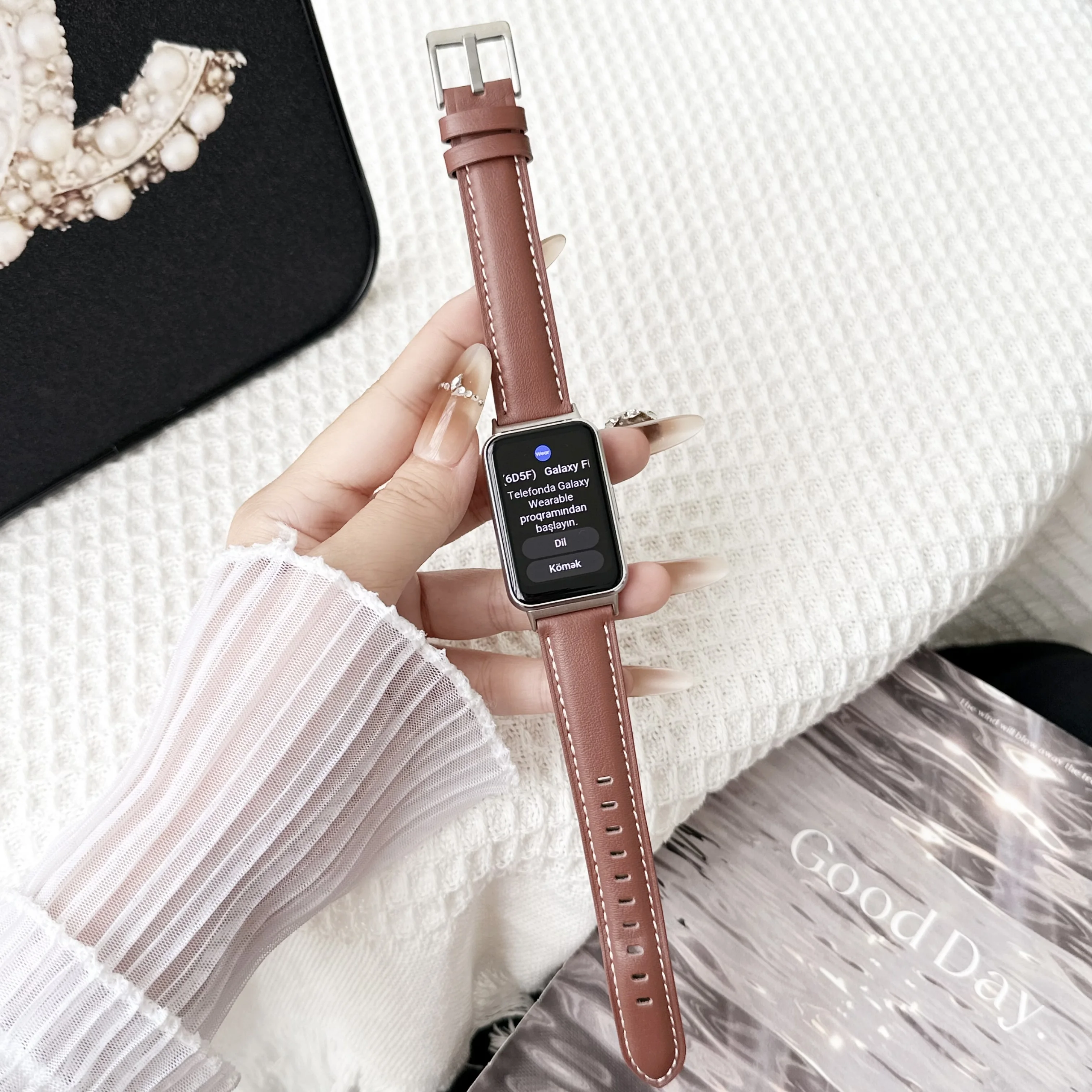 Elegant Leather Band Strap with Connector for Smartwatches - Stylish Wrist Bracelet