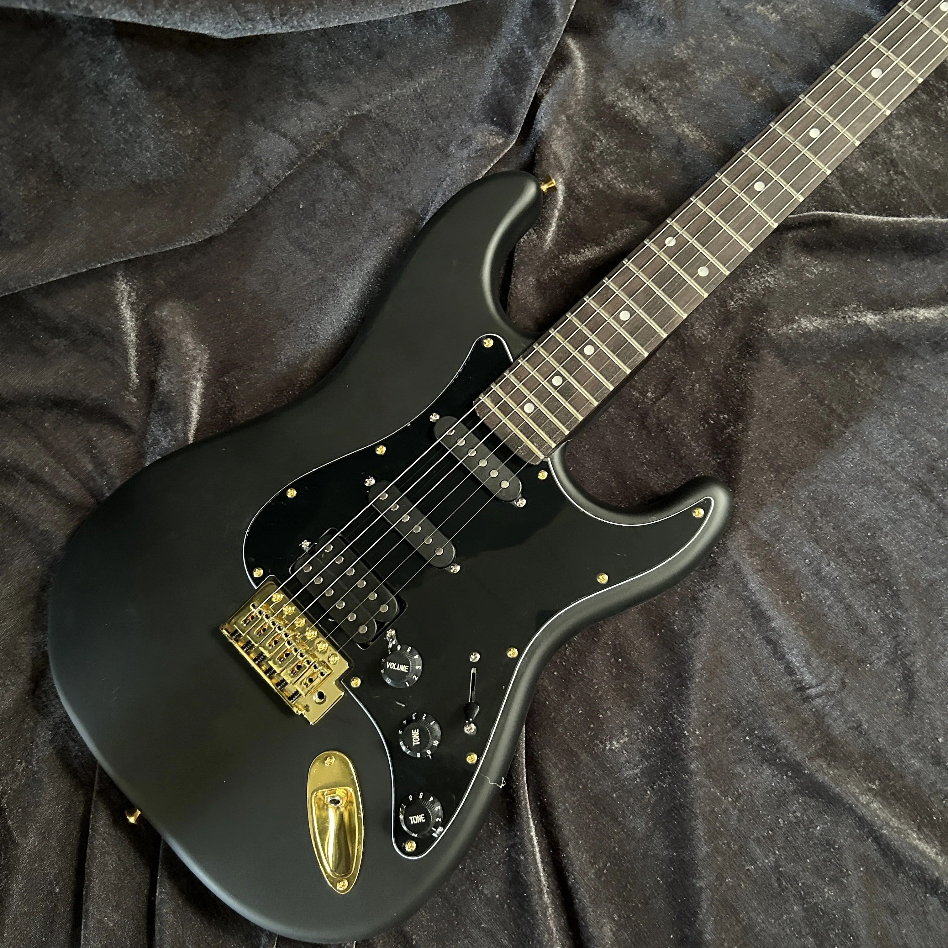 

Электрическая гитара ST, корпус из красного дерева, черный цвет, фингерборд из палисандра, матовая отделка, 6-струнная гитара, скрипация, гитара, Bluetooth