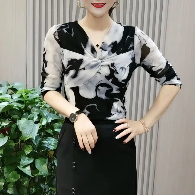 

2023 Autumn Women's New Fashion Features V-neck Slim Fit Mesh Shirt Printed Versatile Elastic Comfortable Versatile Top