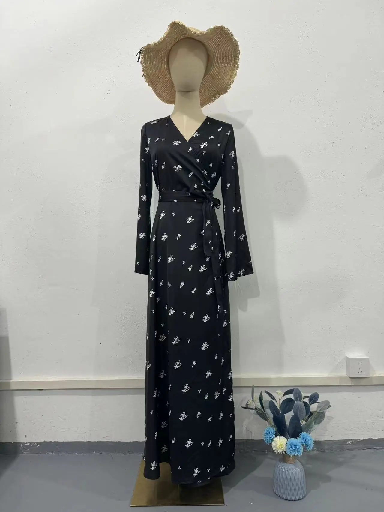 جلابية بتصميم غير تقليدي مع حزام