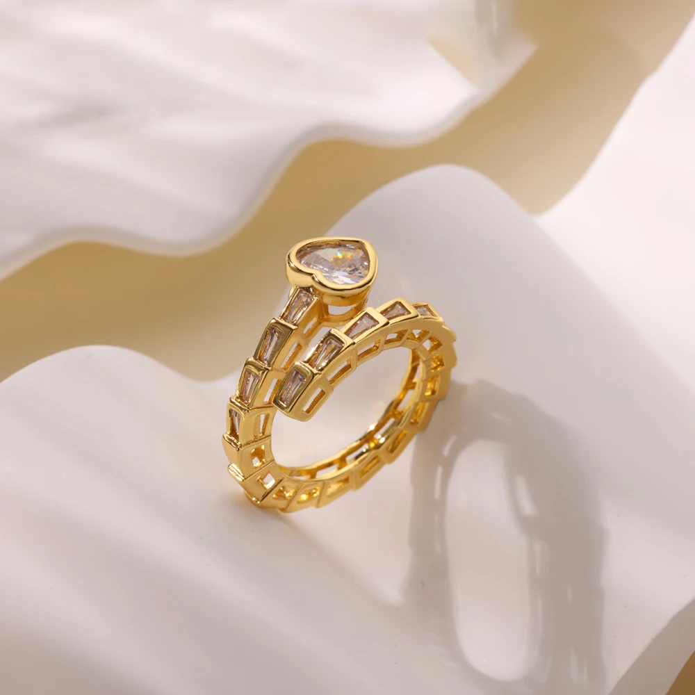 Anello statement elegante con cuore in zircone e serpente_voghion.com