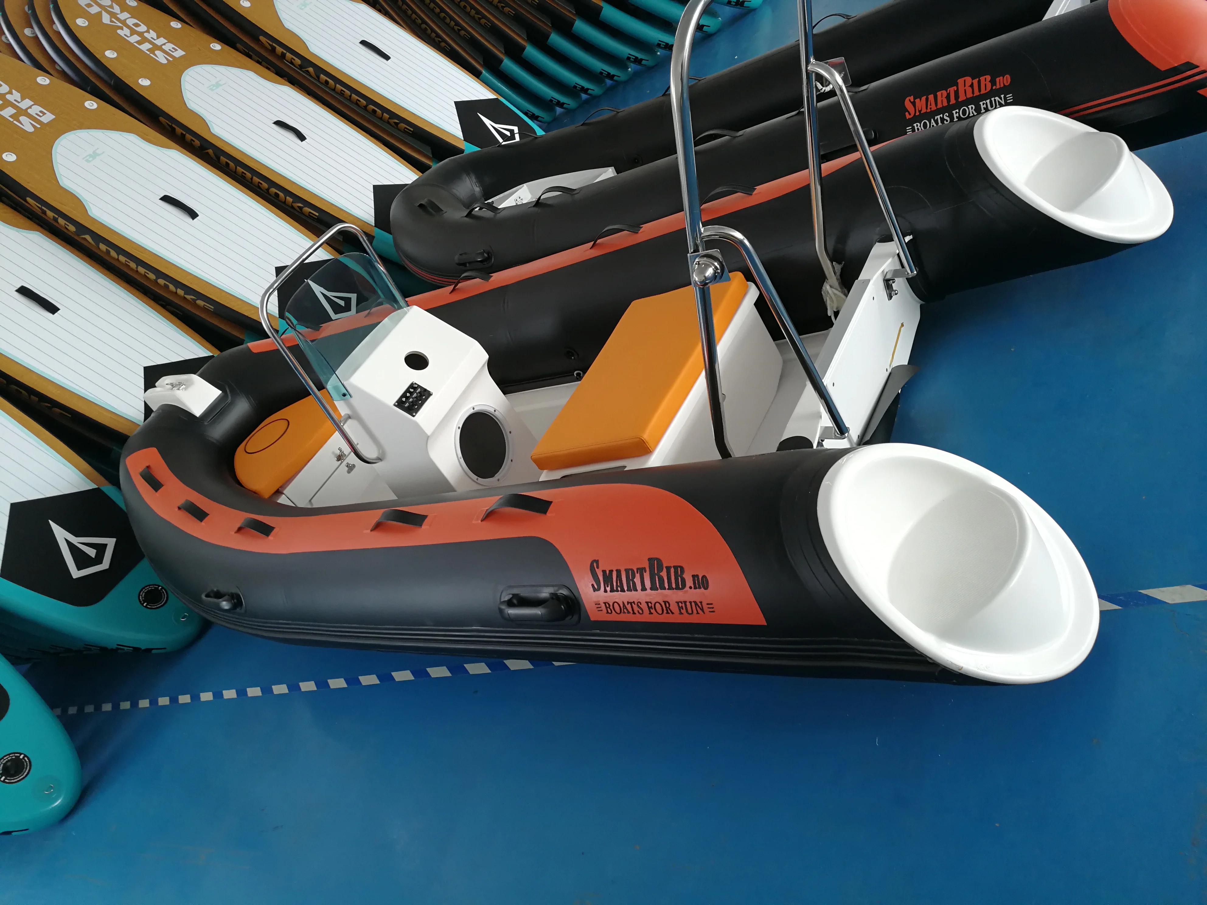 Détail de la coque fibre verre du bateau pneumatique RIB350 350cm 5 places moteur 25ch