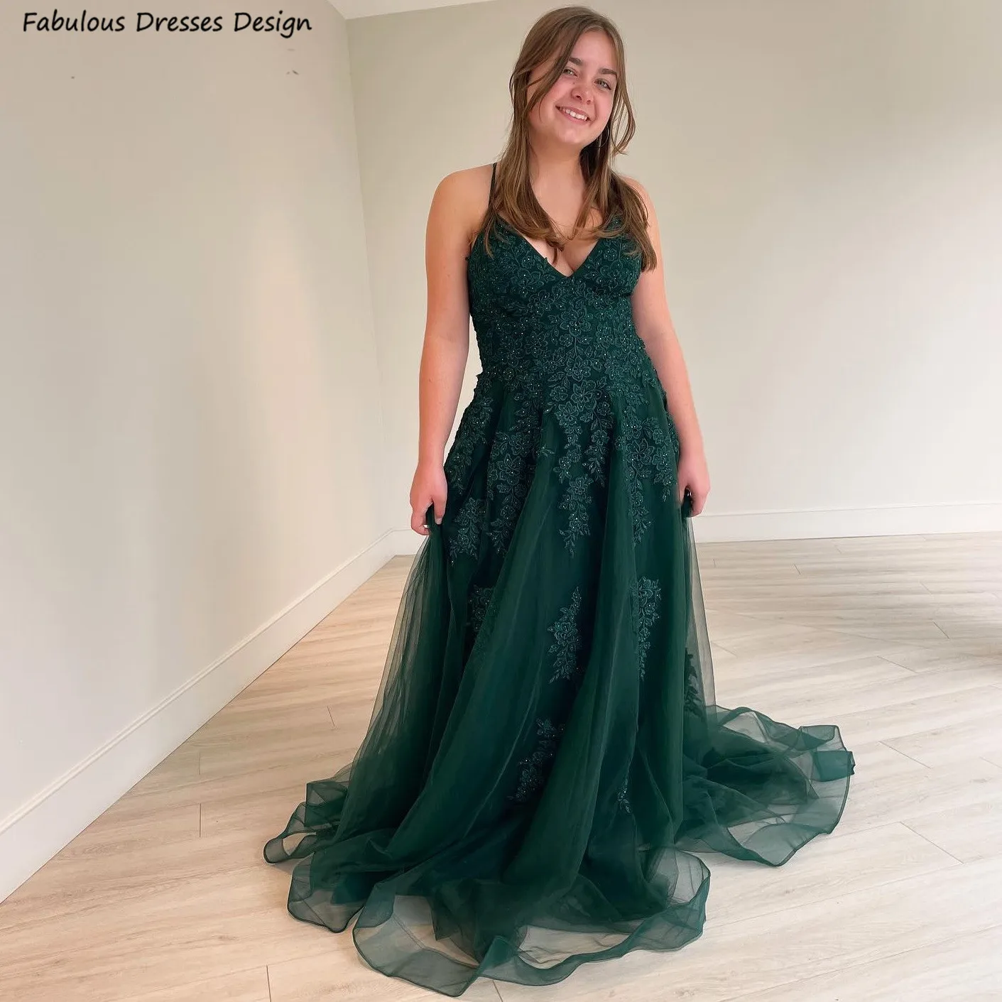 

Dark Green Tulle Long Bridesmaid Dresses Applique Lace A-line Criss-cross Backless Wedding Party Dress Spaghetti Strap Prom Gown