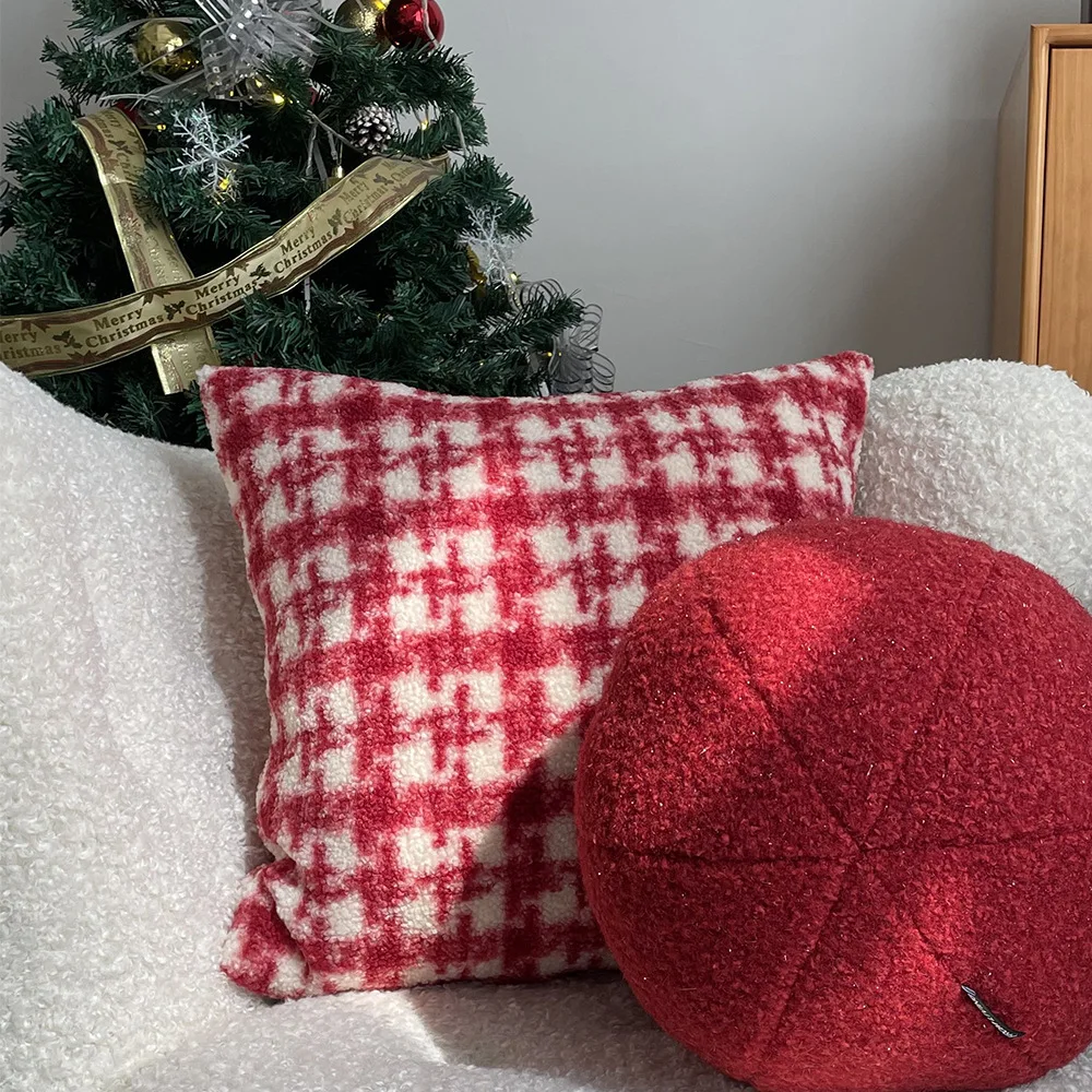 

2022 New High Quality Red Pompon Shaped Throwing Pillow Autumn And Winter Christmas Celebration Throwing Pillow Pillow With Core