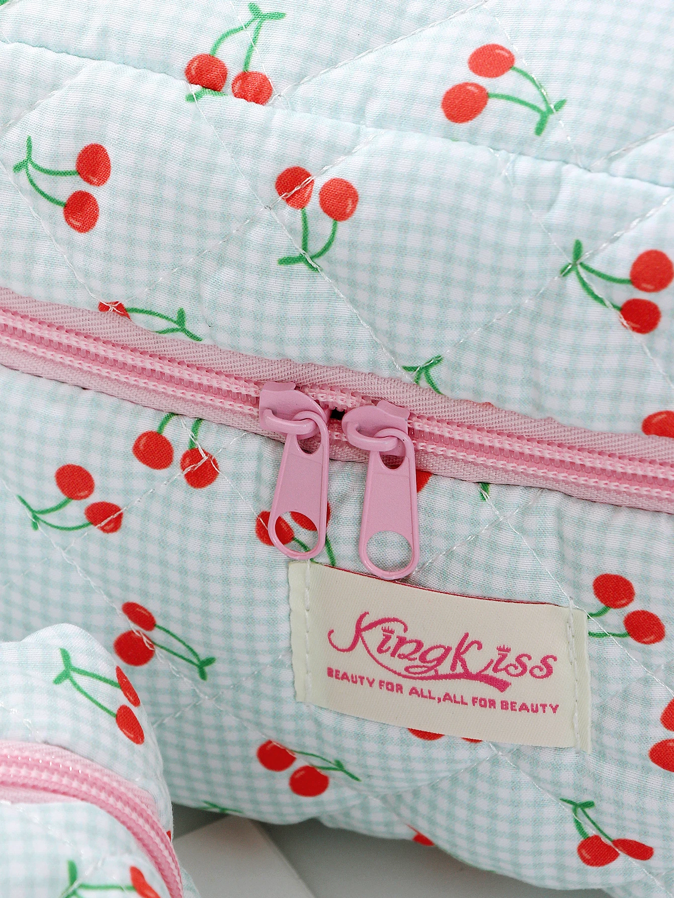 3-teilige karierte, mit Kirsche gesteppte Make-up-Tasche, tragbare Make-up-Tasche mit großem Fassungsvermögen, Reise-Make-up-Tasche, Make-up-Tasche aus Kirschbaumwolle – Detail 9