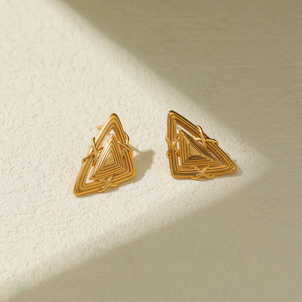 Retro Metal Hollow Spiral Triangle Stud Earrings for Women Girls Gold Plated PVD Texture Earring Hypoallergenic Cadeau Femme