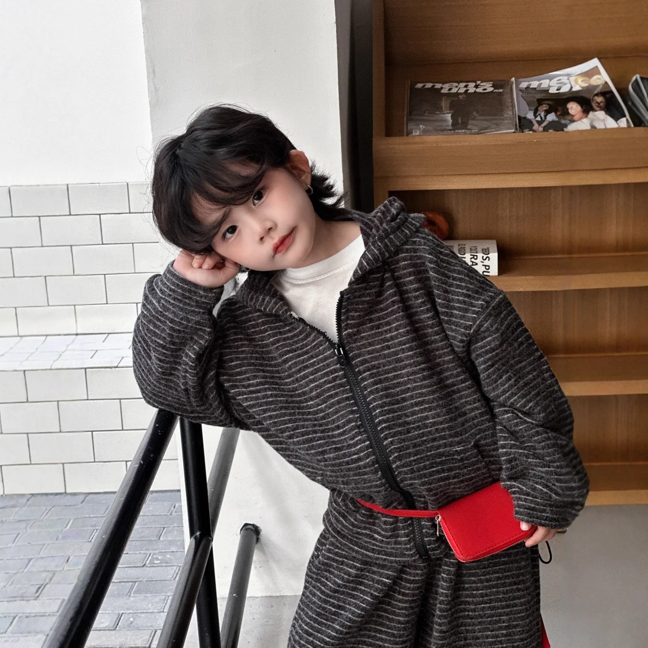 دعوى 2025 الخريف جديد ملابس أطفال الكورية نمط الفتيان والفتيات قليلا مخطط طويل الأكمام معطف مقنع بنطلون قطعتين