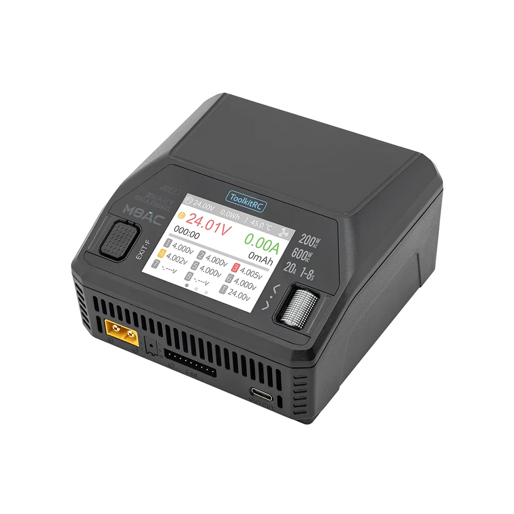 Main tenant le chargeur multiport 8 ports 185W USB C PD QC, illustrant sa taille compacte face à une prise murale standard.