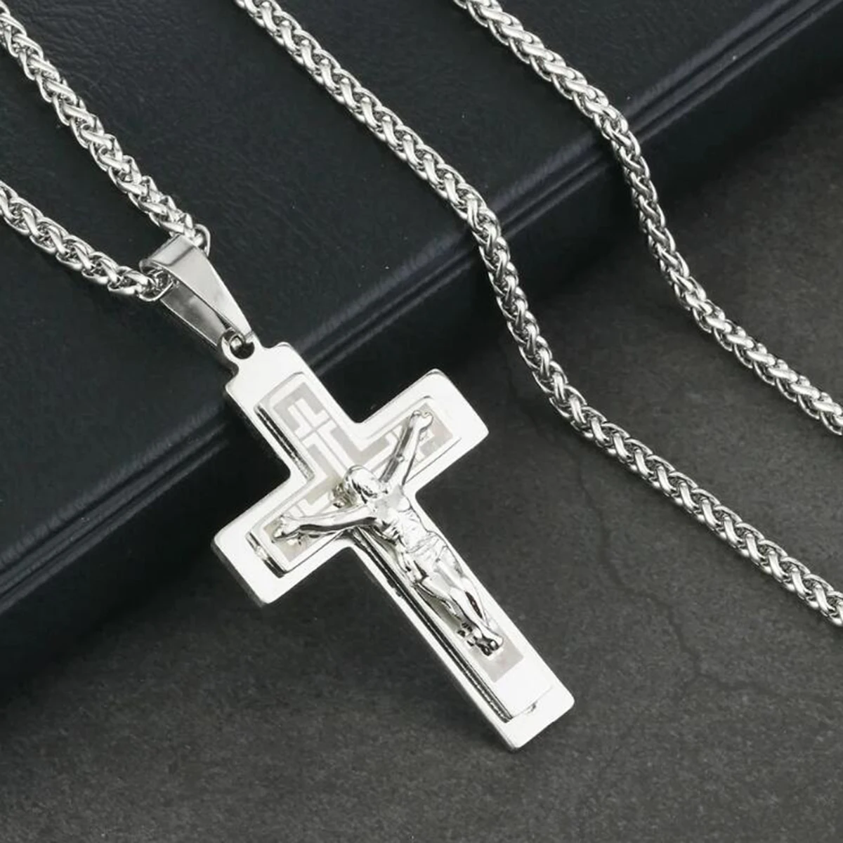 FANCH Collana Croce per Uomo Donna 5mm Forte Diamond-Cut Acciaio Inossidabile Figaro Link Curva Catena Croce con Bordo Smussato Croce Pendente Crocifisso Pendente Collana Gioielli 46CM FANCH Collana Croce per Uomo Donna 5mm Forte Diamond-Cut Acciaio Inossidabile Figaro Link Curva Catena Croce con Bordo Smussato Croce Pendente Crocifisso Pendente Collana Gioielli 46CM