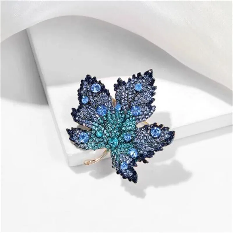 Vintage Crystal Maple Leaf Brooch Pin for Women Clothing Collar Corsage Badge Lapel Brooch Wedding Jewelry Gift