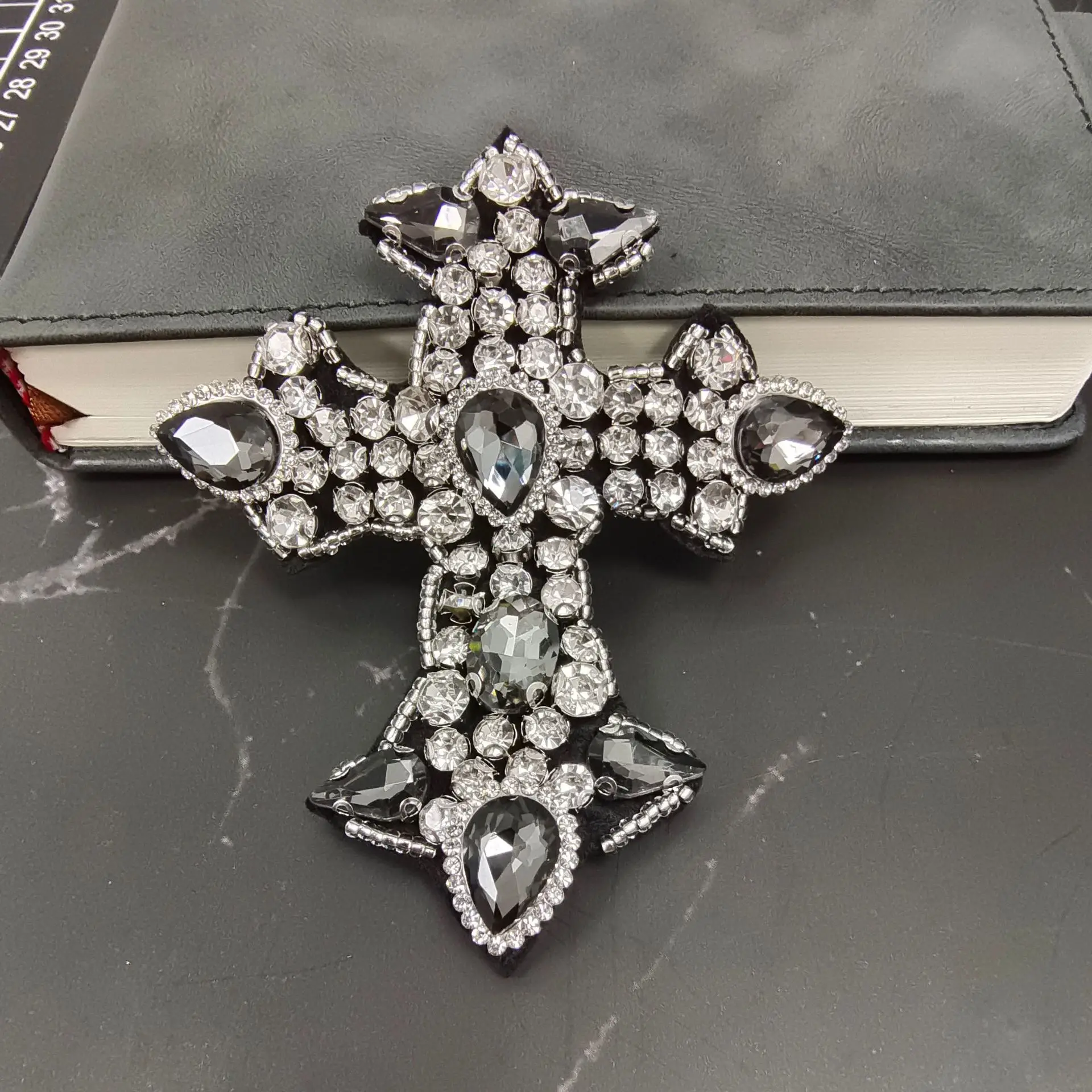 

Free Shipping Wholesale 20pcs/lot Rhinestone Applique for Wedding Gown Bridal Sash Evening Wear Rhinestone Patch WZY086