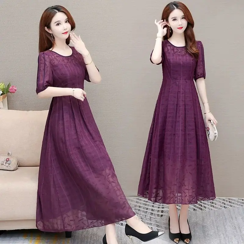 Dresses for women in spring and summer are high-end, luxurious, elegant, and westernized