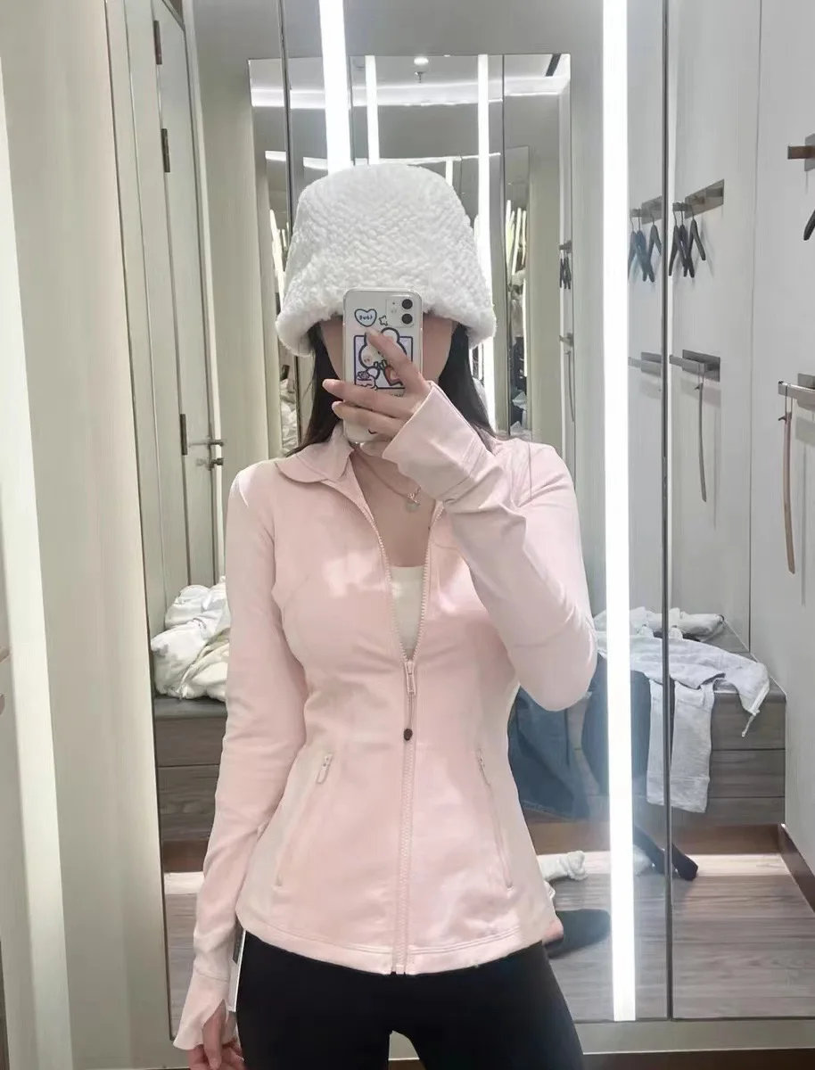 Рисунок 4 - Женская спортивная куртка Lulu