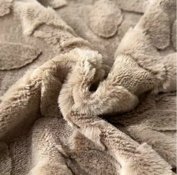 2개의 편안하고 부드러운 플러시 장 쿠션 커버. 가정 장식과 같은 다양한 상황에 적합합니다.