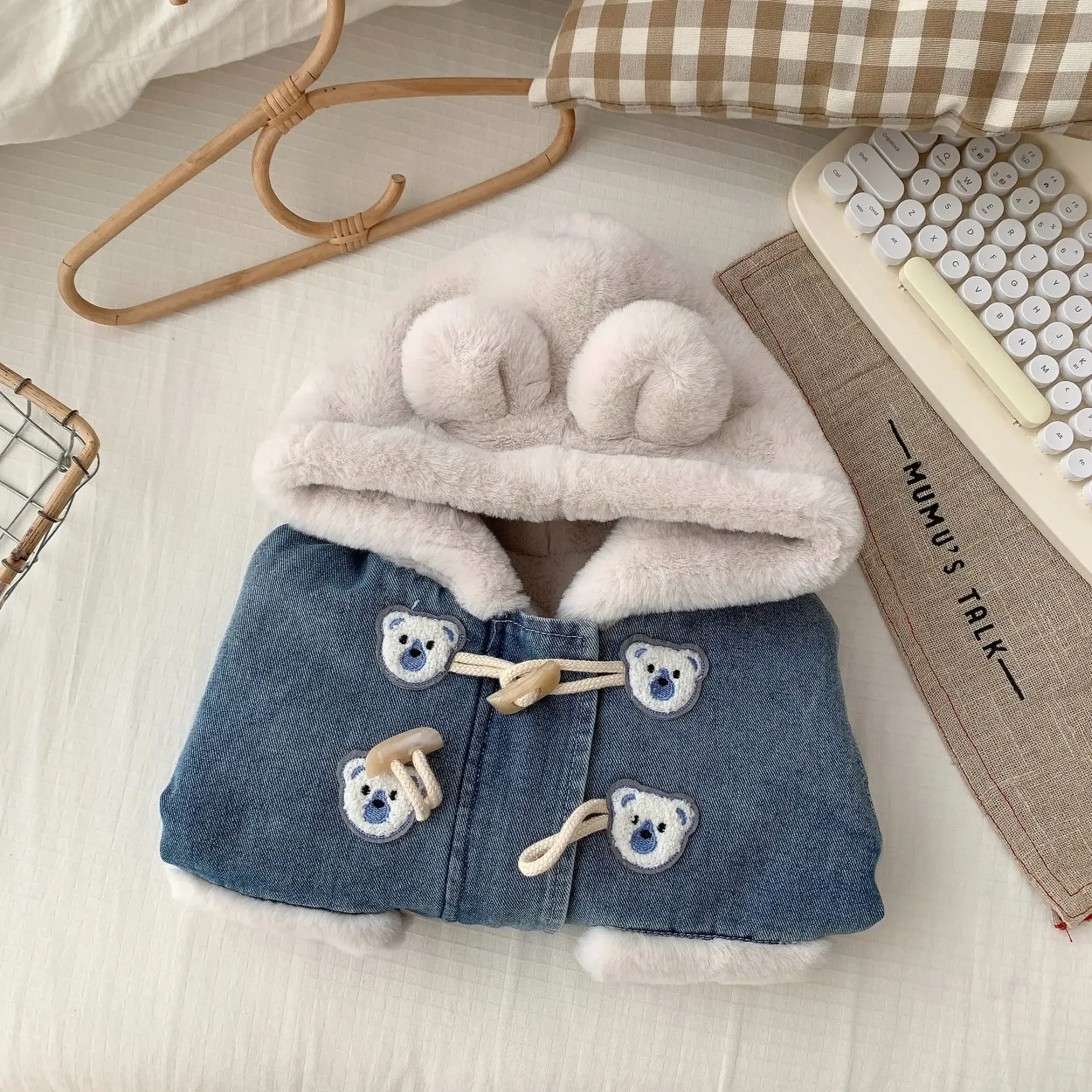 

2023 Winter New in Kids Baby Girls Boys Hooded Denim Patchwork Cartoon Bear Thicken Plush Top Jacket Toddler Children Outwear