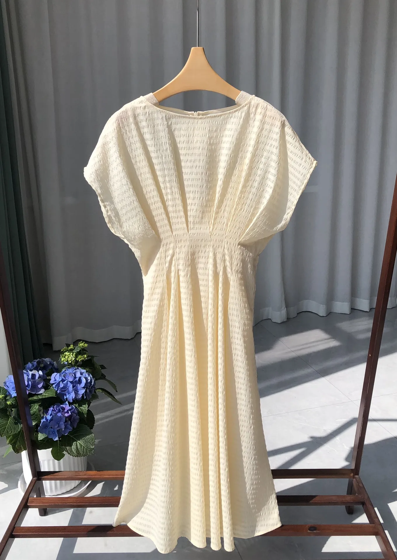 

2024 Summer New Women's Wear Vintage Elegant Light Yellow Bat Sleeves Design Feeling Waist Closing Dress 0516