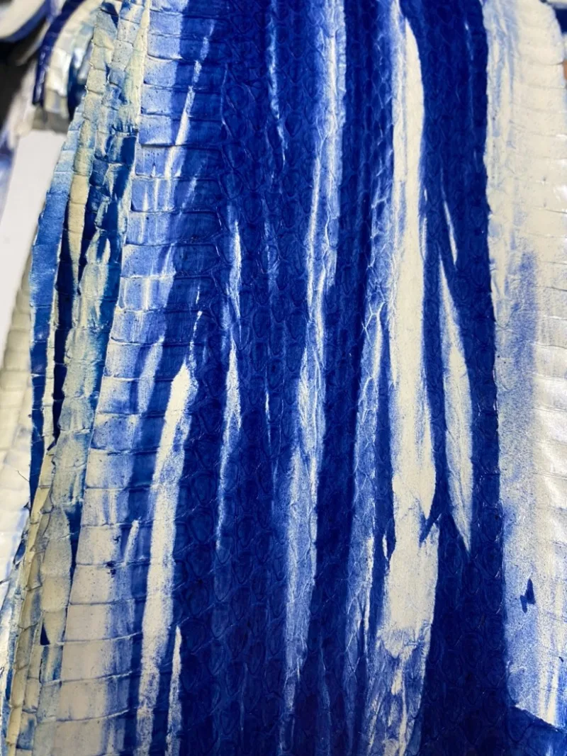 전체적으로 파란색과 흰색이 점차적으로 색이 바뀌는 뱀피, 두께 약 0.2mm 신발 가방 수제 가죽 제품