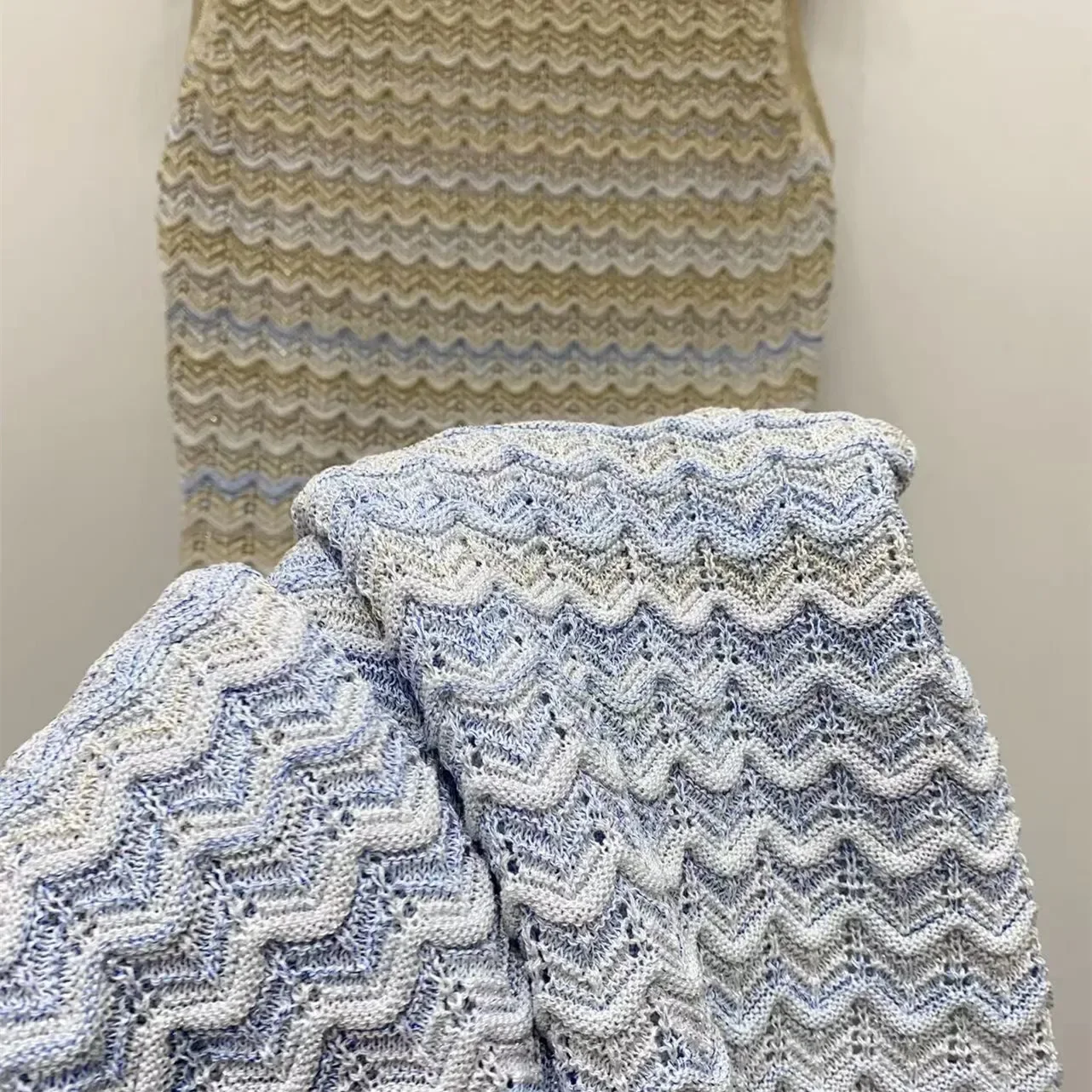 المرأة بلا أكمام جولة الرقبة ضئيلة التدرج موجة نمط...