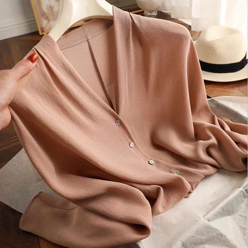 

Шелковая женская рубашка, модные атласные блузки с V-образным вырезом, женская одежда на весну/лето, свободные винтажные однотонные Топы с длинным рукавом YCMYUNYAN