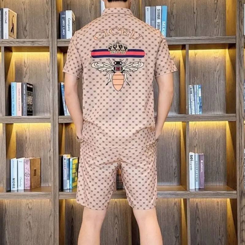 여름 신작 남성 슬림 피팅 작은 꿀벌 인쇄 지퍼 옷깃 반팔 세트 트렌디 브랜드 잘 생긴 투피스 세트