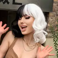 Cruella – cheveux mi-longs ondulés de couleur noir et blanc, 12 pouces, avec frange, pour cosplay, fête, usage quotidien 2