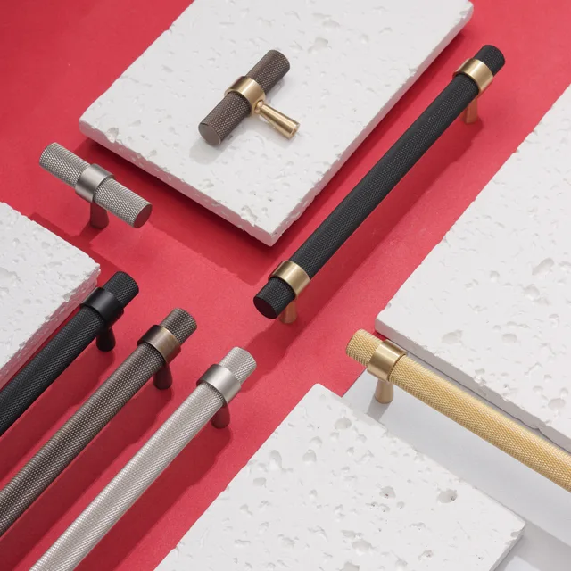 มือจับตู้ทองเหลืองแบบมีลาย  ด้ามจับประตูยาวสีบรอนซ์โบราณสำหรับห้องครัว/ตู้เสื้อผ้า  ลูกบิดลิ้นชักแบบรูเดียว  มือจับเฟอร์นิเจอร์ 1