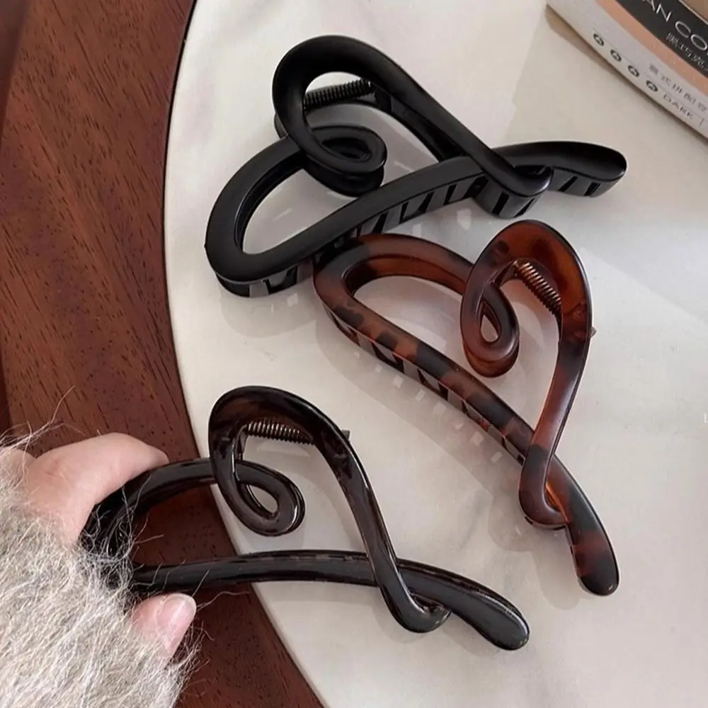 Plastic Heart Hair Claw Creative Acrylic Matte Love Hair Clip Cute Hairpin Headdress Large Shark Clip Girl transparent plastic ring display stand holder round jewelry tray ring acrylic showcase wholesale