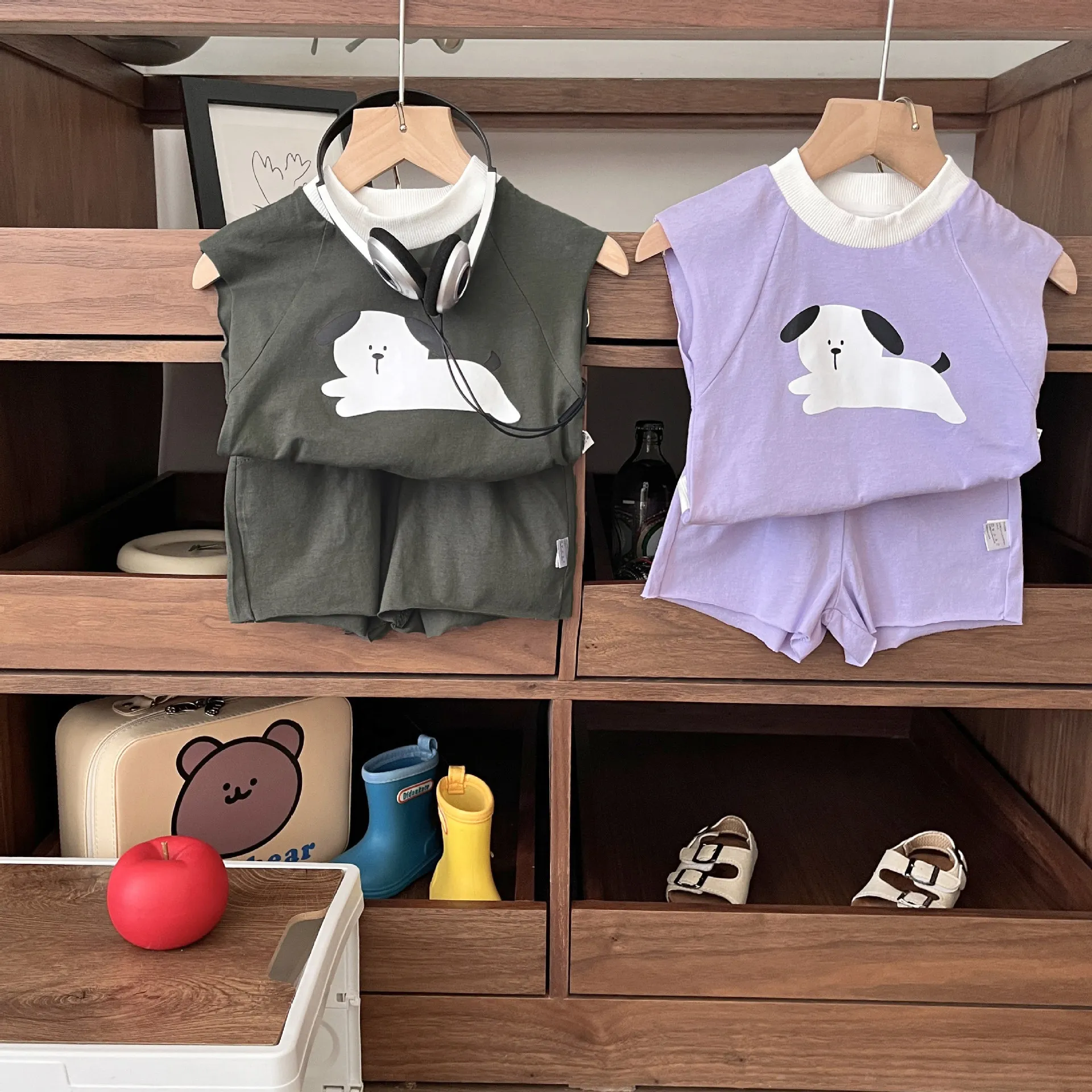 

Летний корейский комплект одежды для маленьких мальчиков из 2 предметов, футболки без рукавов с мультяшным принтом из муслина, однотонные шорты, костюм
