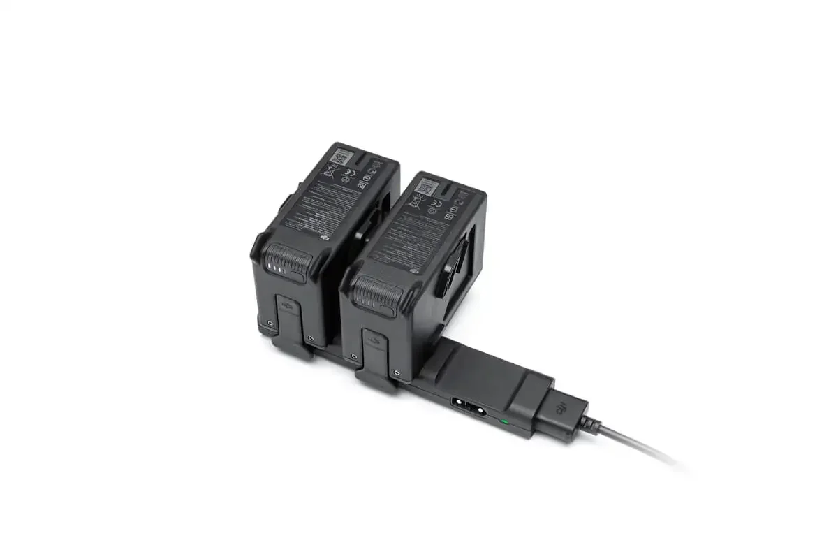 DJI FPV Fly More Kit complet : batteries supplémentaires et hub de charge, vue d'ensemble.