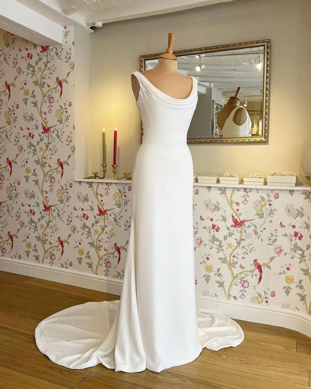 18177#Elegant Scoop Neck Straight Fitting Wedding Dress Sleeveless Cowl Bridesmaid Gown with Court Train for Women Amanda Novias